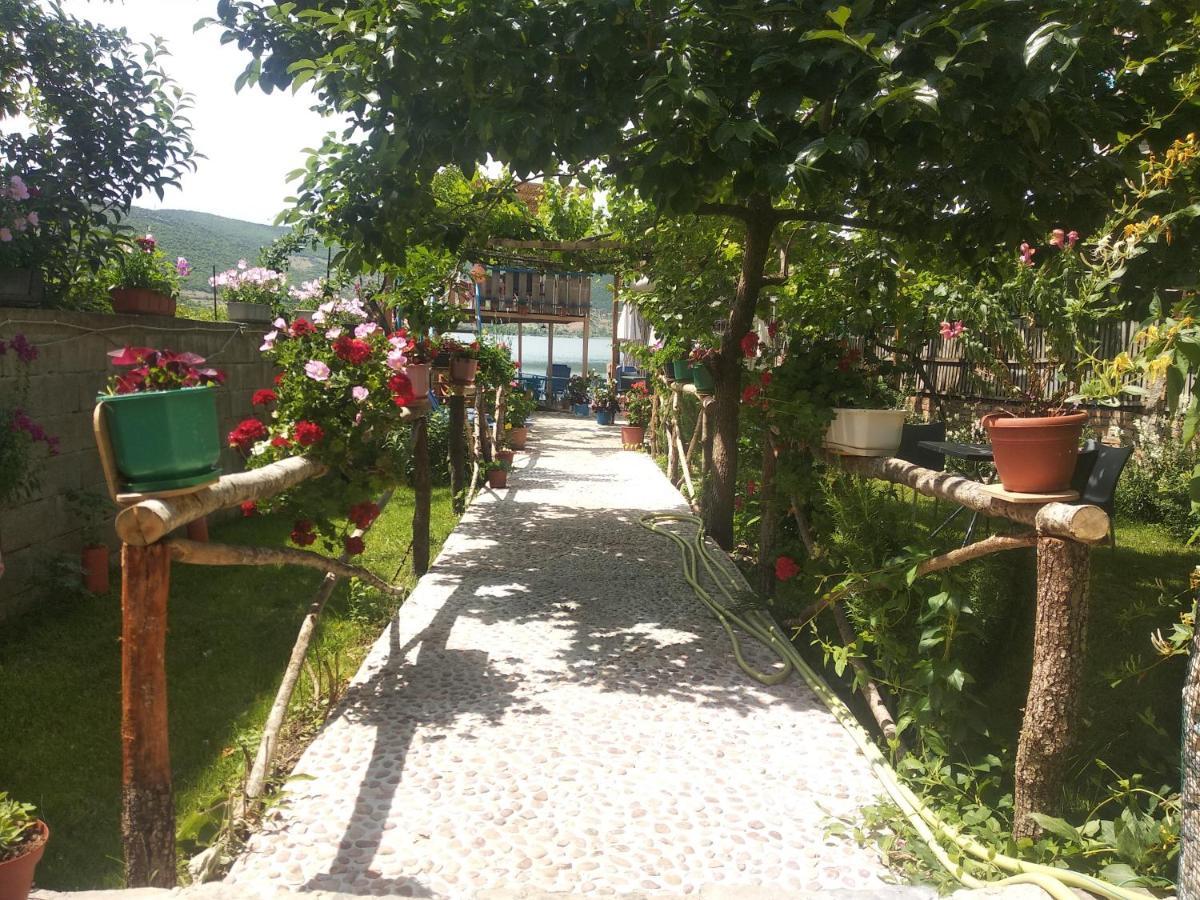 Erda Lakeside Guesthouse Lin Bagian luar foto