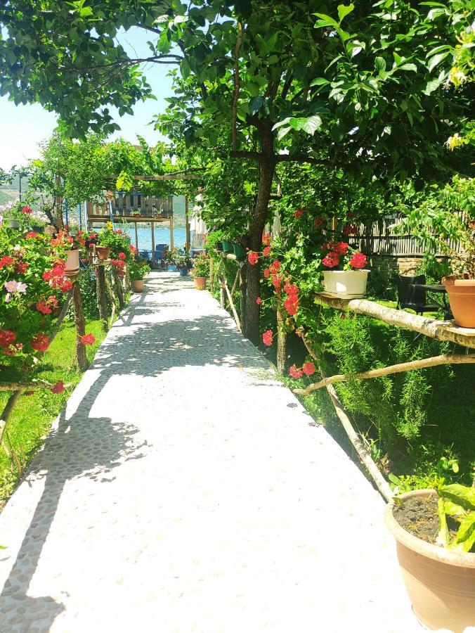 Erda Lakeside Guesthouse Lin Bagian luar foto