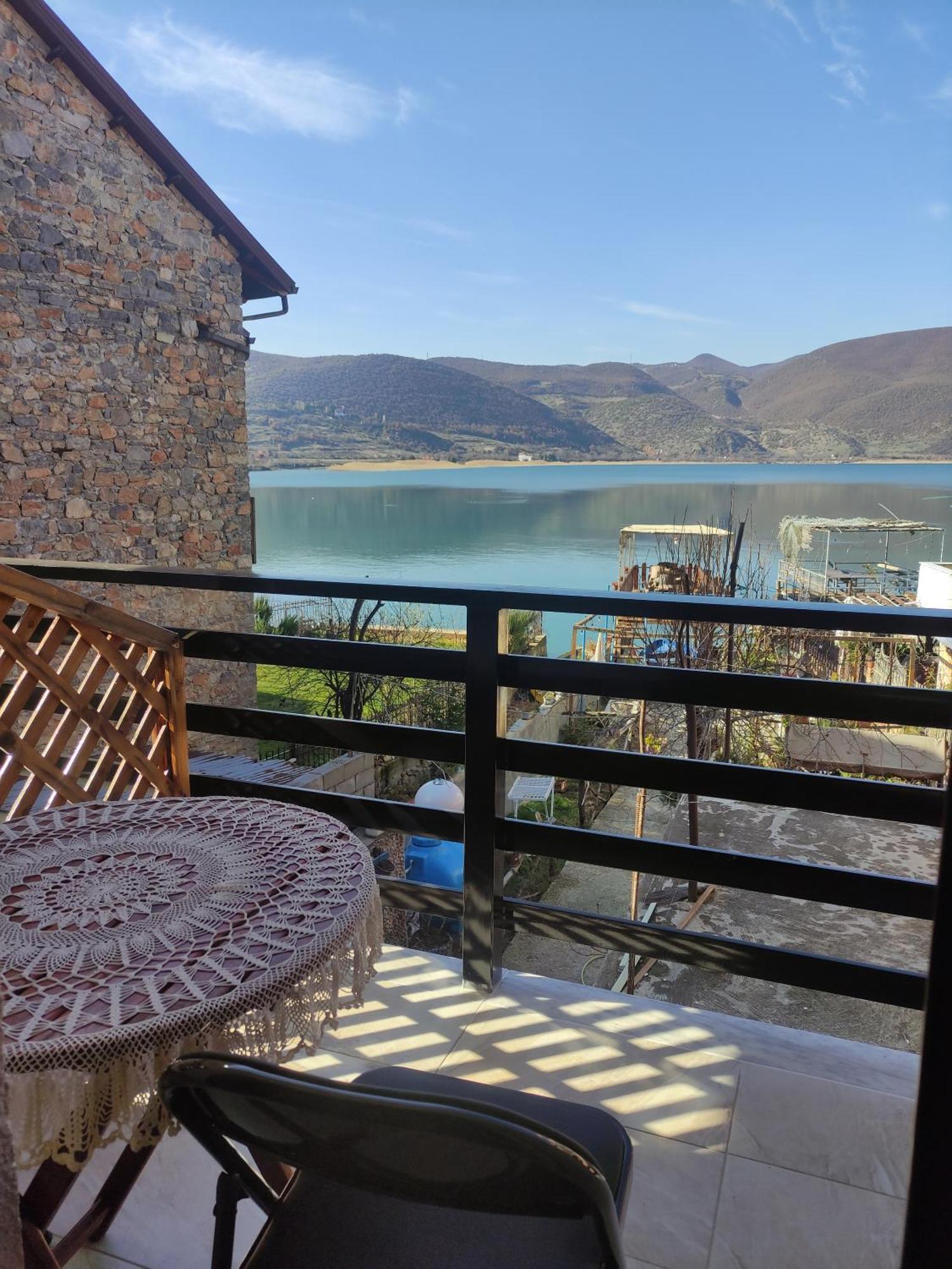 Erda Lakeside Guesthouse Lin Bagian luar foto