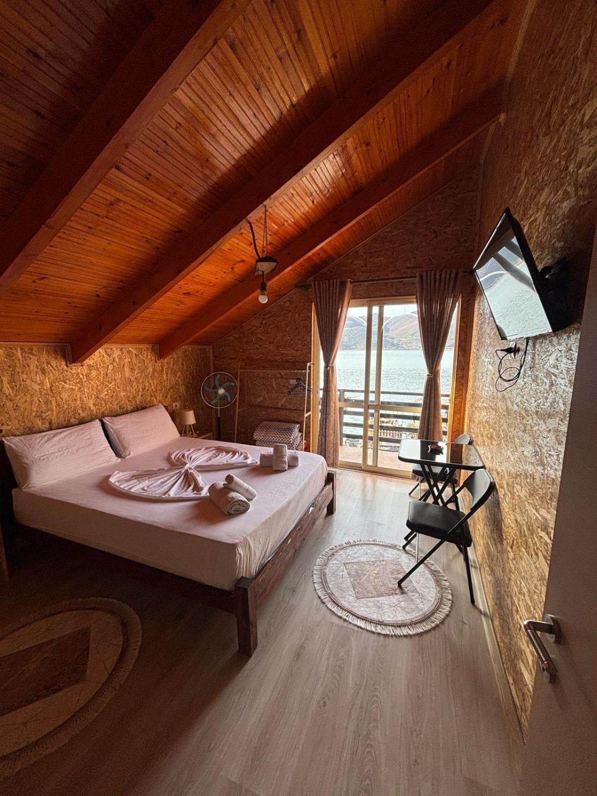 Erda Lakeside Guesthouse Lin Bagian luar foto