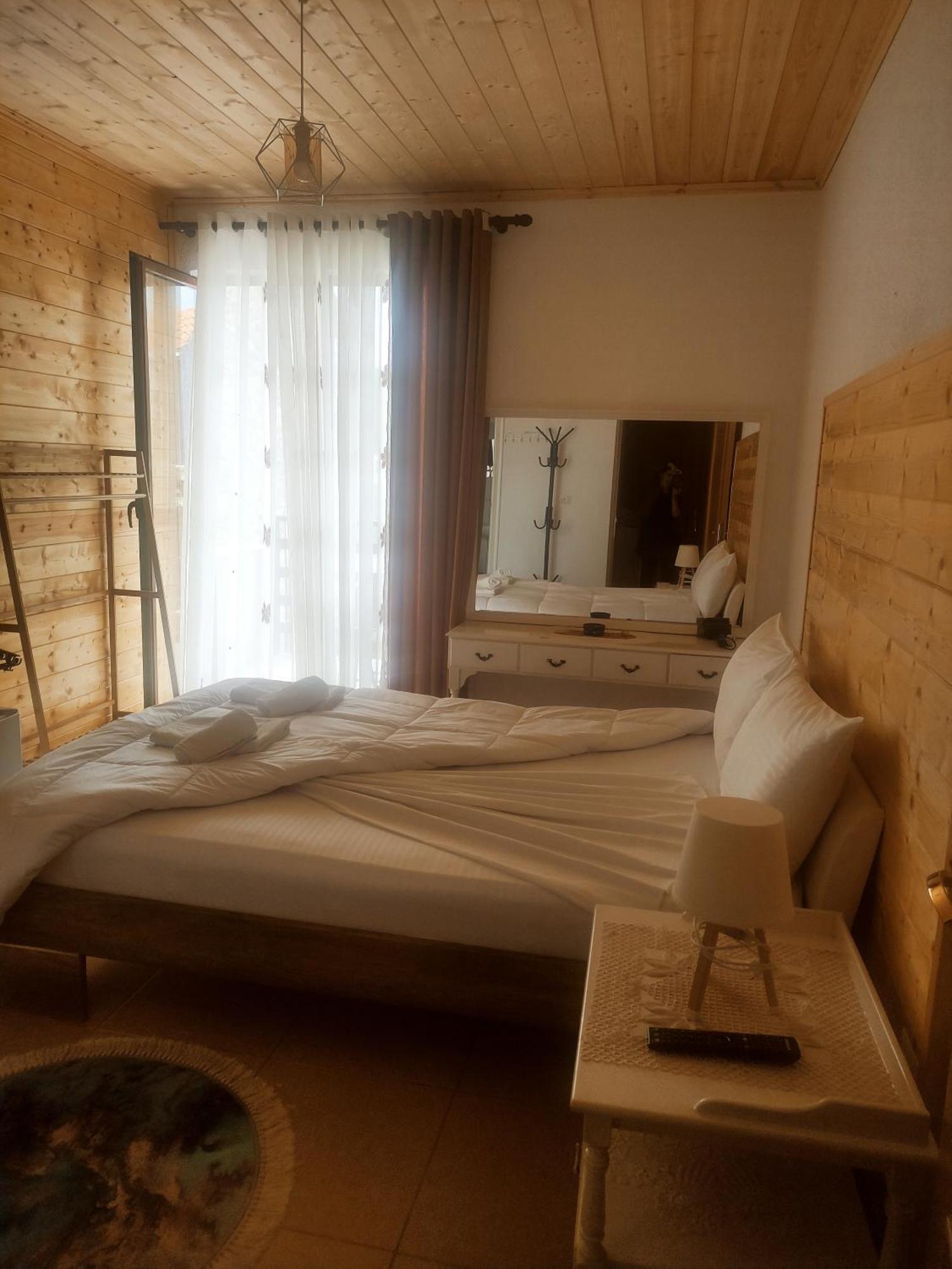 Erda Lakeside Guesthouse Lin Bagian luar foto